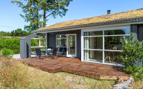 Felizia - 2.5Km from the Sea: Hout, Verblijf, Huis, Huis, Veranda, Dak, Land Lot, Deur, Dek, Garden Gebouwen