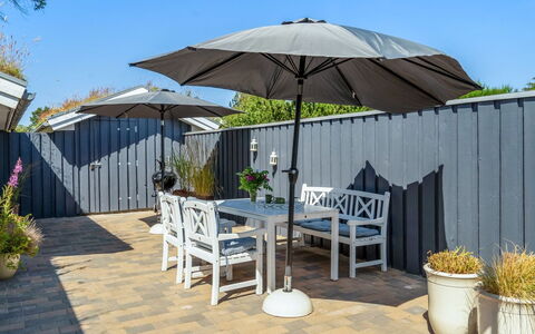 Felizia - 2.5Km from the Sea: Buitenmeubels, Meubilair, Buitentafel, Stoel, Bloempot, Patio, Dek, Tuin, Kamerplant, Hardwood