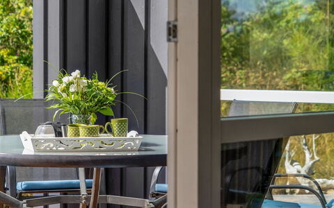 Felizia - 2.5Km from the Sea: Meubilair, Buitenmeubels, Stoel, Glas, Schaduw, Buitentafel, Veranda, Eco Hotel, Patio, Balkon