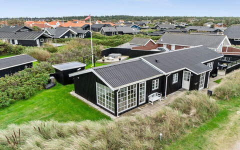 Wiebke - 200M from the Sea: Woongebied, Huis, Dak, Huis, Verblijf, Landgoed, Voorstad, Werf, Siding, Backyard