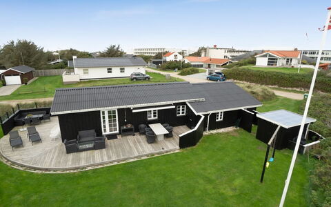Wiebke - 200M from the Sea: Dak, Huis, Huis, Verblijf, Landgoed, Werf, Gazon, Backyard, Landscaping, Oprit