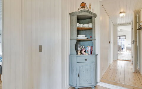 Wiebke - 200M from the Sea: Muur, Hout, Interieur Ontwerp, Flooring, Verdieping, Meubilair, Plafond, Kamer, Huis, Kast