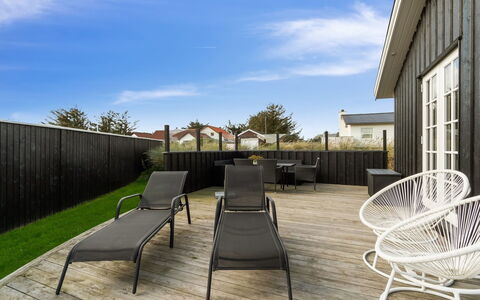 Wiebke - 200M from the Sea: Hout, Meubilair, Buitenmeubels, Houten Vloer, Flooring, Verdieping, Dek, Stoel, Hardwood, Schaduw