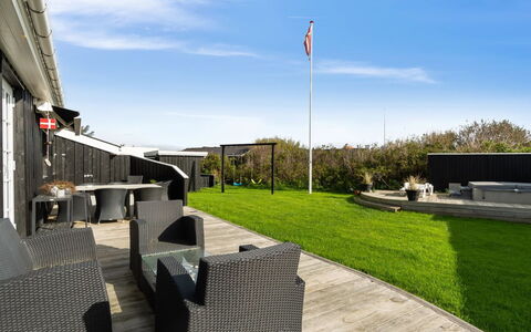 Wiebke - 200M from the Sea: Dak, Huis, Schaduw, Buitenmeubels, Werf, Gazon, Landscaping, Tuin, Landgoed, Binnenplaats