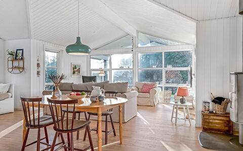 Onta - 900M from the Sea: Meubilair, Interieur Ontwerp, Plafond, Hout, Flooring, Lichte Inrichting, Stoel, Woonkamer, Verdieping, Tafel
