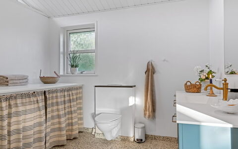 Onta - 900M from the Sea: Interieur Ontwerp, Flooring, Loodgieterswerkinrichting, Verdieping, Badkamer, Plafond, Loodgieter, Toilet, Badkamerkast, Wastafel