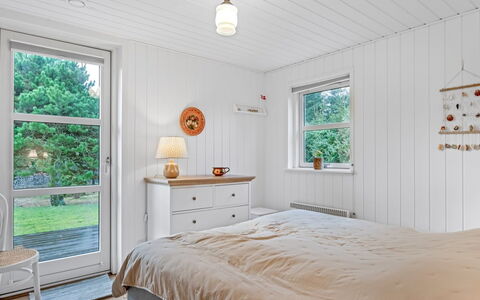 Onta - 900M from the Sea: Hout, Plafond, Slaapkamer, Interieur Ontwerp, Flooring, Bed, Verdieping, Verlichting, Bedding, Meubilair