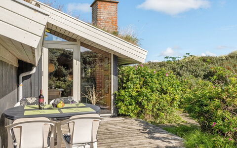 Madita - 310M from the Sea: Hout, Dak, Huis, Struik, Verblijf, Huis, Deur, Veranda, Siding, Groundcover