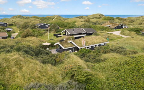 Madita - 310M from the Sea: Architectuur, Dak, Huis, Samengesteld Materiaal, Daylighting, Siding, Oprit