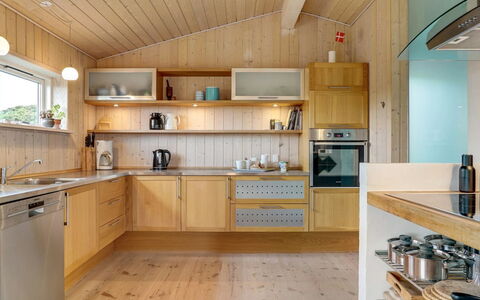 Josten - 500M from the Sea: Keuken, Toestel Van De Keuken, Countertop, Interieur Ontwerp, Hout, Major Appliance, Flooring, Meubilair, Plafond, Cabinetry