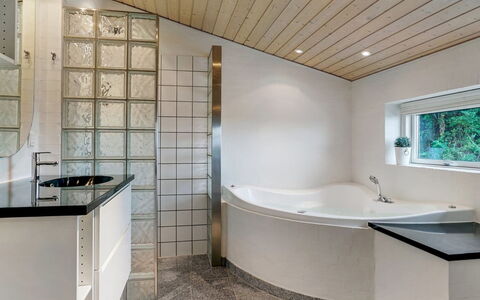Josten - 500M from the Sea: Interieur Ontwerp, Flooring, Muur, Loodgieterswerkinrichting, Plafond, Verdieping, Badkamer, Loodgieter, Lichte Inrichting, Huis