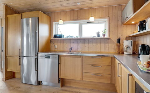 Josten - 500M from the Sea: Keuken, Toestel Van De Keuken, Countertop, Flooring, Interieur Ontwerp, Major Appliance, Cabinetry, Hout, Meubilair, Verdieping