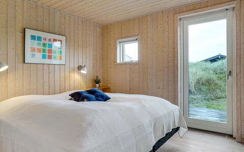 Josten - 500M from the Sea: Hout, Flooring, Interieur Ontwerp, Slaapkamer, Verdieping, Plafond, Bed, Meubilair, Kamer, Houten Vloer