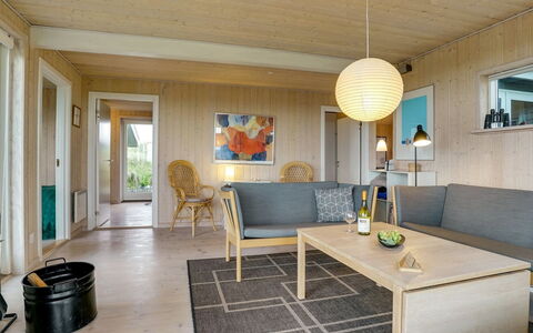 Josten - 500M from the Sea: Meubilair, Flooring, Hout, Verdieping, Interieur Ontwerp, Tafel, Plafond, Stoel, Huis, Woonkamer