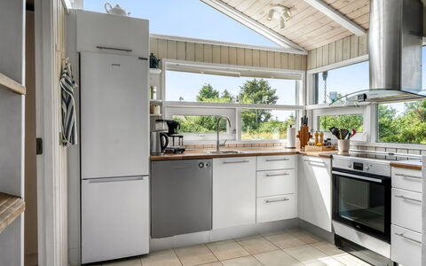 Immi - 1.5Km from the Sea: Toestel Van De Keuken, Keuken, Countertop, Major Appliance, Interieur Ontwerp, Huishoudapparatuur, Flooring, Hout, Cabinetry, Meubilair
