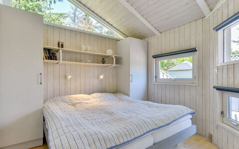 Immi - 1.5Km from the Sea: Hout, Verdieping, Huis, Slaapkamer, Plafond, Plank, Deur, Hardwood, Beits, Bed