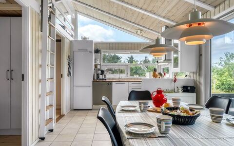 Immi - 1.5Km from the Sea: Hout, Plafond, Interieur Ontwerp, Flooring, Meubilair, Huis, Verdieping, Lichte Inrichting, Keuken, Keuken En Eettafel