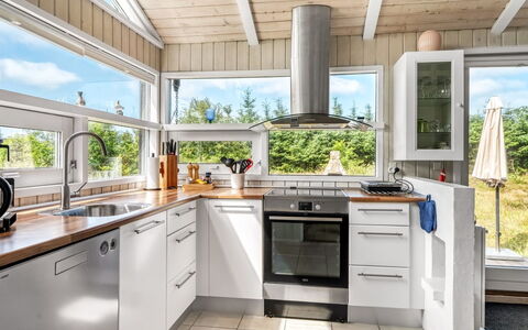 Immi - 1.5Km from the Sea: Keuken, Toestel Van De Keuken, Countertop, Hout, Major Appliance, Interieur Ontwerp, Flooring, Huishoudapparatuur, Verdieping, Meubilair