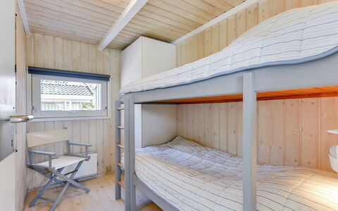 Immi - 1.5Km from the Sea: Hout, Stapelbed, Verdieping, Plafond, Slaapkamer, Plank, Beits, Bed, Hardwood, Bedding