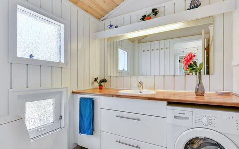 Immi - 1.5Km from the Sea: Meubilair, Interieur Ontwerp, Stoel, Flooring, Tafel, Toevlucht, Verdieping, Plafond, Kamer, Eco Hotel