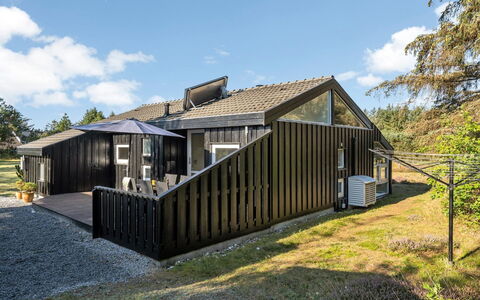 Immi - 1.5Km from the Sea: Meubilair, Interieur Ontwerp, Stoel, Flooring, Tafel, Toevlucht, Verdieping, Plafond, Kamer, Eco Hotel