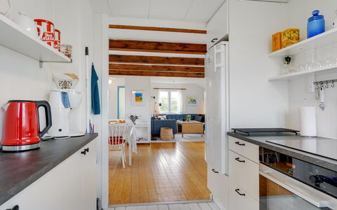 Baldine - 140M from the Sea: Flooring, Hout, Verdieping, Houten Vloer, Interieur Ontwerp, Keuken, Meubilair, Plafond, Laminaatvloer, Countertop