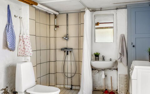 Baldine - 140M from the Sea: Flooring, Loodgieterswerkinrichting, Wc Bril, Interieur Ontwerp, Verdieping, Toilet, Badkamer, Loodgieter, Kamer, Wastafel