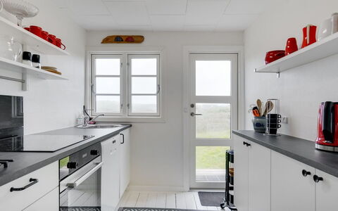 Baldine - 140M from the Sea: Keuken, Toestel Van De Keuken, Countertop, Major Appliance, Cabinetry, Flooring, Interieur Ontwerp, Huishoudapparatuur, Verdieping, Fornuis