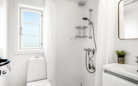 Baldine - 140M from the Sea: Loodgieterswerkinrichting, Badkamer, Interieur Ontwerp, Flooring, Toilet, Verdieping, Wc Bril, Loodgieter, Kraan, Wastafel