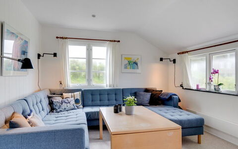 Baldine - 140M from the Sea: Meubilair, Bankstel, Interieur Ontwerp, Flooring, Verdieping, Woonkamer, Kamer, Huis, Verlichting