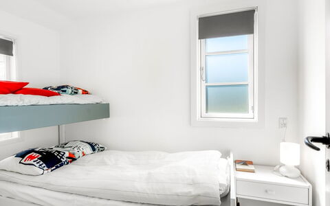 Baldine - 140M from the Sea: Bed, Slaapkamer, Meubilair, Bedding, Interieur Ontwerp, Laken, Verdieping, Linens, Plafond, Bed Frame