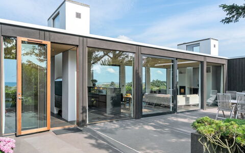 Wuantekica - 410M from the Sea: Flooring, Muur, Verdieping, Interieur Ontwerp, Hout, Plafond, Houten Vloer, Verlichting, Meubilair, Laminaatvloer