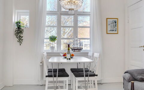 Tobias - 800M from the Sea: Meubilair, Interieur Ontwerp, Flooring, Verdieping, Tafel, Hout, Eetkamer, Plafond, Stoel, Keuken En Eettafel