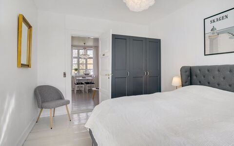 Tobias - 800M from the Sea: Meubilair, Bed, Interieur Ontwerp, Slaapkamer, Bedding, Verdieping, Flooring, Hout, Laken, Kamer