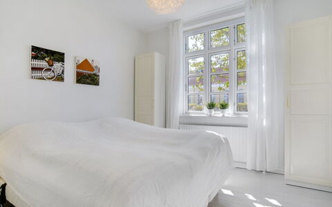 Tobias - 800M from the Sea: Bed, Meubilair, Interieur Ontwerp, Slaapkamer, Verdieping, Flooring, Hout, Bedding, Plafond, Laken