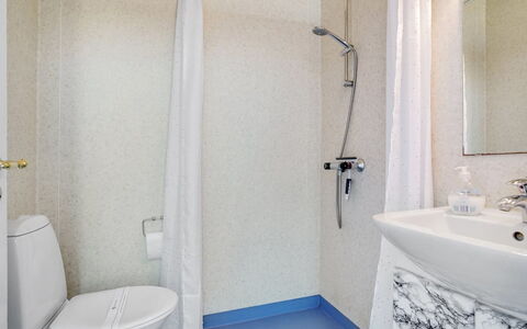 Tobias - 800M from the Sea: Flooring, Muur, Verdieping, Loodgieterswerkinrichting, Interieur Ontwerp, Badkamer, Kamer, Loodgieter, Wastafel In De Badkamer, Wastafel