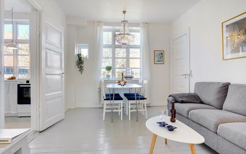 Tobias - 800M from the Sea: Meubilair, Flooring, Interieur Ontwerp, Verdieping, Hout, Woonkamer, Bankstel, Plafond, Houten Vloer, Huis