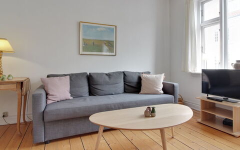 Gyrth - 250M from the Sea: Meubilair, Interieur Ontwerp, Stoel, Flooring, Tafel, Toevlucht, Verdieping, Plafond, Kamer, Eco Hotel