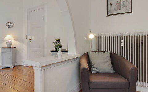 Gyrth - 250M from the Sea: Meubilair, Interieur Ontwerp, Stoel, Flooring, Tafel, Toevlucht, Verdieping, Plafond, Kamer, Eco Hotel
