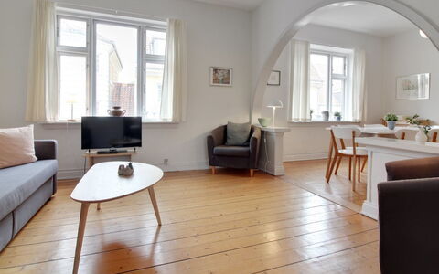 Gyrth - 250M from the Sea: Meubilair, Interieur Ontwerp, Stoel, Flooring, Tafel, Toevlucht, Verdieping, Plafond, Kamer, Eco Hotel