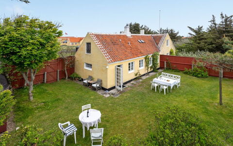 Helny - 300M from the Sea: Huis, Woongebied, Dak, Verblijf, Huis, Landgoed, Deur, Boerderij, Backyard, Tuin