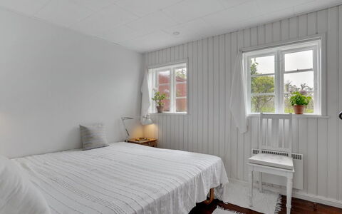 Helny - 300M from the Sea: Flooring, Hout, Verdieping, Interieur Ontwerp, Plafond, Slaapkamer, Bed, Houten Vloer, Bedding, Kamer