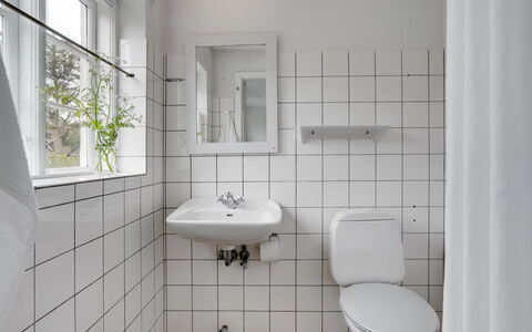 Helny - 300M from the Sea: Loodgieterswerkinrichting, Badkamer, Flooring, Verdieping, Wastafel, Wastafel In De Badkamer, Interieur Ontwerp, Loodgieter, Kraan, Toilet