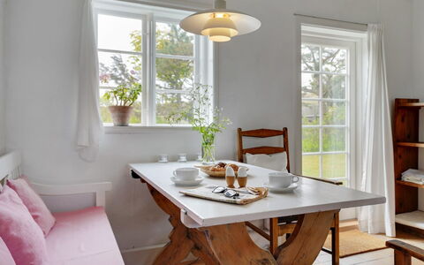 Helny - 300M from the Sea: Meubilair, Interieur Ontwerp, Flooring, Tafel, Verdieping, Hout, Stoel, Keuken En Eettafel, Eetkamer, Lichte Inrichting