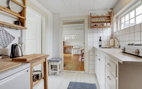 Helny - 300M from the Sea: Flooring, Keuken, Interieur Ontwerp, Cabinetry, Countertop, Hout, Verdieping, Meubilair, Toestel Van De Keuken, Plafond