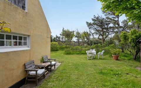 Helny - 300M from the Sea: Struik, Land Lot, Huis, Tuin, Verblijf, Deur, Gazon, Backyard, Schaduw, Landscaping