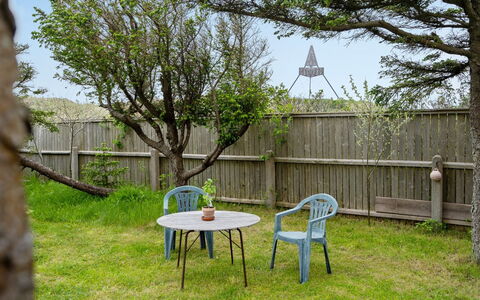 Helny - 300M from the Sea: Meubilair, Buitenmeubels, Tuin, Buitentafel, Gazon, Stoel, Backyard, Werf, Schaduw, Landscaping
