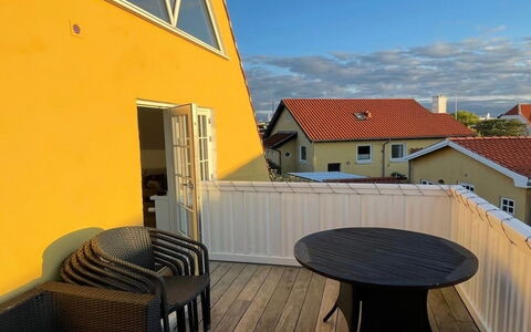 Jarkko - 200M from the Sea: Plafond, Flooring, Interieur Ontwerp, Verdieping, Samengesteld Materiaal, Meubilair, Toevlucht, Hotel, Ontwerp, Daylighting