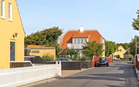 Jarkko - 200M from the Sea: Gebouw, Woongebied, Huis, Facade, Huis, Architectuur, Buurt, Dak, Menselijke Nederzetting, Voorstad