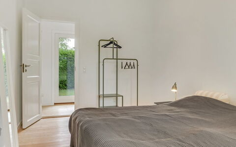 Sverkel - 700M from the Sea: Meubilair, Bed, Interieur Ontwerp, Flooring, Verdieping, Slaapkamer, Muur, Hout, Houten Vloer, Huis